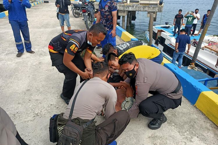 Evakuasi korban kecelakaan speed boat SB Dewa Sebakis Sakti 2 di perairan juwata laut Tarakan Kaltara oleh Personel Polairud Tarakan, sepasang petambak tewas dalam insiden ini