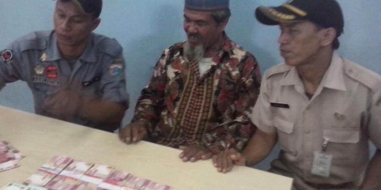Muklis (64), pengemis asal Padang, Sumatera Barat, yang diamankan petugas Suku Dinas Sosial Jakarta Selatan di flyover Kebayoran Lama, Selasa (11/10/2016).