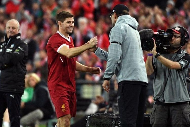 Mantan pemain Liverpool, Steven Gerrard dan sang pelatih, Juergen Klopp, pada laga persahabatan kontra Sydney FC, 24 Mei 2017.