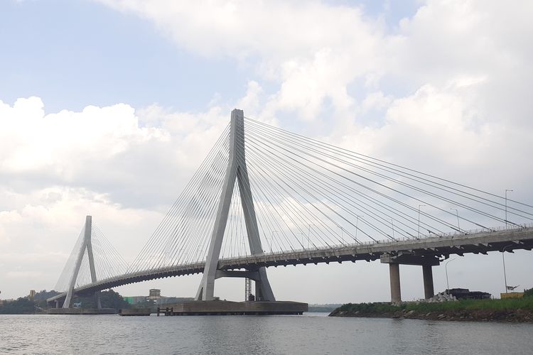 Jembatan Pulau Balang jika dilihat dari Teluk Balikpapan