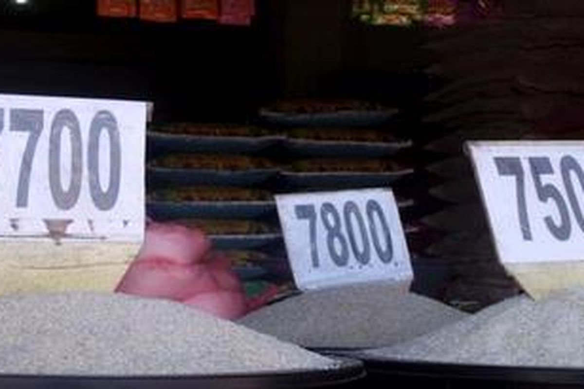Harga beras pedagang antara Rp 7500-Rp 11.500 per kg, semakin sulit dijangkaui konsumen. Beras Bulog yang diharapkan dapat menekan kenaikan itu, pun semakin sulit ditemukan di pasar.