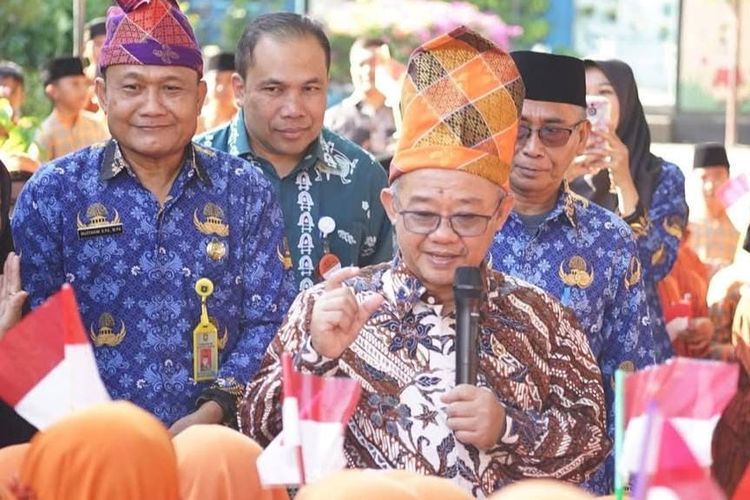Mendikdasmen Tinjau MPLS dan MBG Dua Sekolah Dasar di Sumbawa