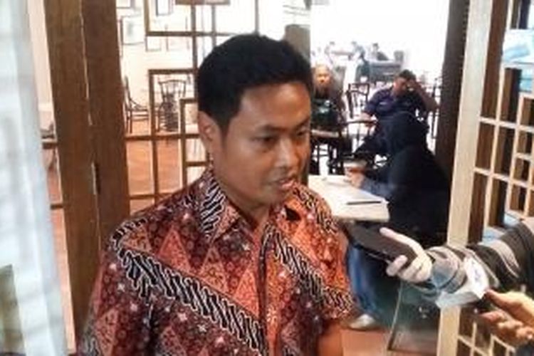 Peneliti LSJ Ikhsan Rosidi, seusai memaparkan hasil survei satu tahun pemerintahan Jokowi-Jusuf Kalla, di Kawasan SCBD, Jakarta, Kamis (5/11/2015).