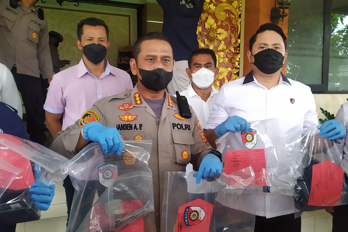 Kapolresta Denpasar Kombes Pol Jansen Avitus Panjaitan saat menunjukkan barang bukti dari kematian WN Inggris berinisial MH di Bali, Rabu (19/1/2022). 