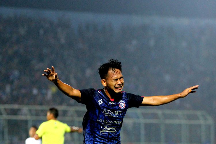 Pemain Arema FC Bramntio Ramadhan seusai menjebol gawang RANS Nusantara FC saat uji coba yang berakhir dengen skor 4-0 di Stadion Kanjuruhan Kepanjen Kabupaten Malang, Selasa (7/6/2022) malam.