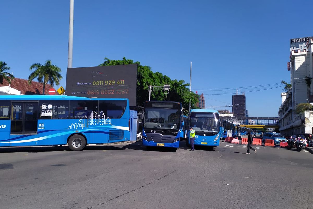 Mengantisipasi kegiatan aksi massa Reuni 212, Trans Jakarta menyesuaikan layanan layanan di sekitar Monumen Nasional (Monas), Jakarta Pusat, pada Kamis (2/12/2021). 