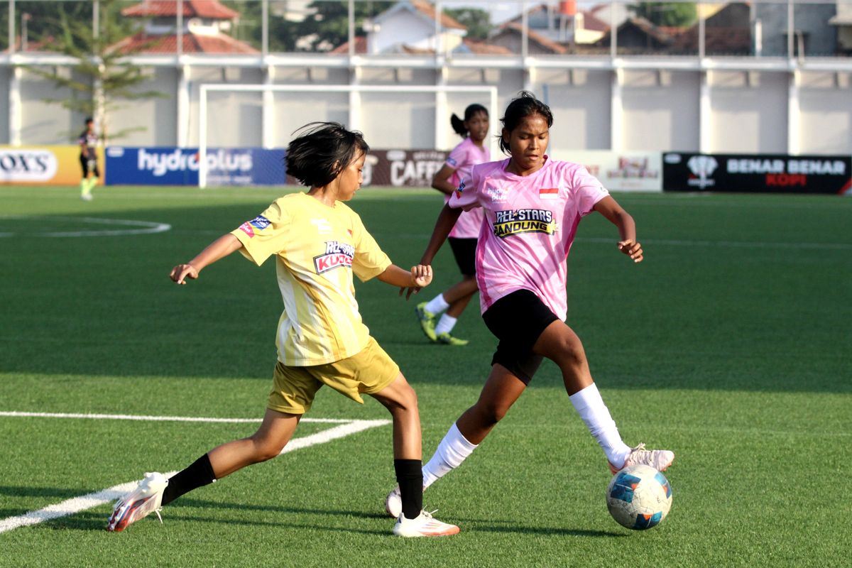 Laga babak 8 besar Piala Pertiwi 2025 yang mempertemukan All Star Kudus vs Bandung yang berlangsung di Supersoccer Arena Kudus, Jumat (11/7/2025) sore.