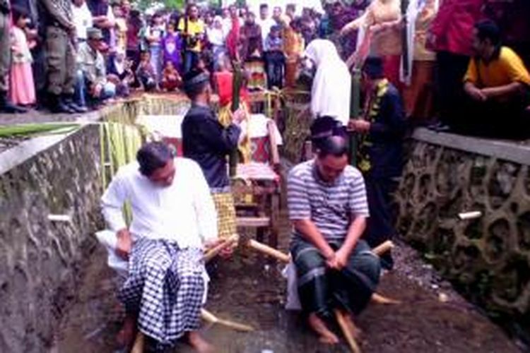 Bupati dan wakil Bupati Kolaka saat prosesi penyucian diri di makam Raja Sangia Nibandera, Kolaka, Sulawesi Tenggara, Selasa (20/5/2014).
