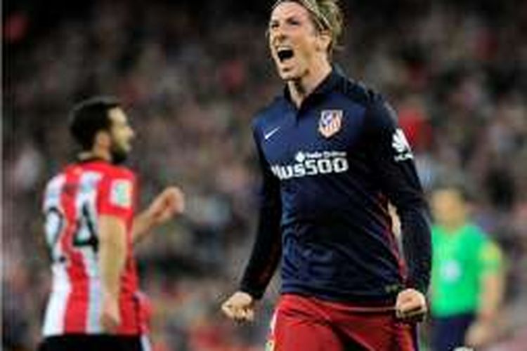 Striker Atletico Madrid, Fernando Torres, merayakan golnya ke gawang Athletic Bilbao pada lanjutan La Liga di Stadion San Mames, Rabu (20/4/2016).
