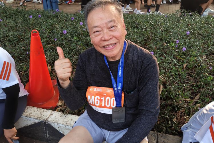 Usia 74 Tahun Cuma Angka, Roy Taklukkan 5K JRF dalam 58 Menit
