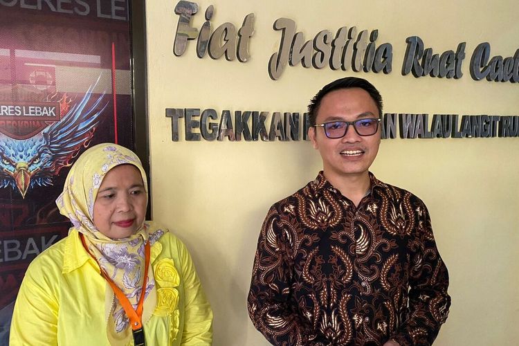 Ketua Komnas Perlindungan Anak Provinsi Banten Hendry Gunawan (kanan) di Mapolres Lebak, Selasa (20/6/2023).