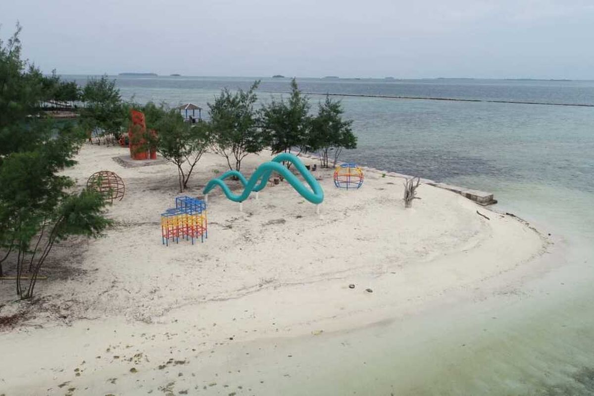 Pemerintah Kabupaten Kepulauan Seribu memperkenalkan Pantai Cikaya yang terletak di Pulau Karya, Kelurahan Pulau Panggang.