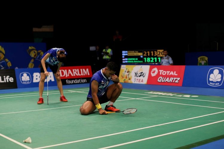 Pebulu tangkis ganda campuran Indonesia, Edi Subaktiar dan Gloria Emanuelle Widjaja bereaksi dalam babak pertama BCA Indonesia Open 2017  di Jakarta Convention Center, Jakarta, Selasa (13/6/2017). Yuta Watanabe dan Arisa Higashino menang dengan skor 21-18, 13-21 dan 21-17