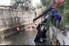 Sopir Lupa Tarik Rem Tangan, Mobil Pikap PPSU Terjun ke Kali Krukut