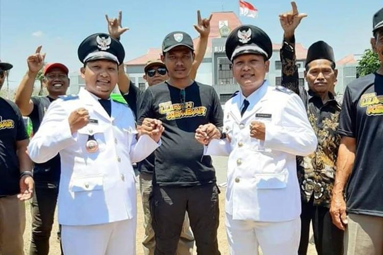 Saudara kembar Suwandi dan Suwoto (pakaian dinas), sama-sama usai dilantik menjadi kepala desa.