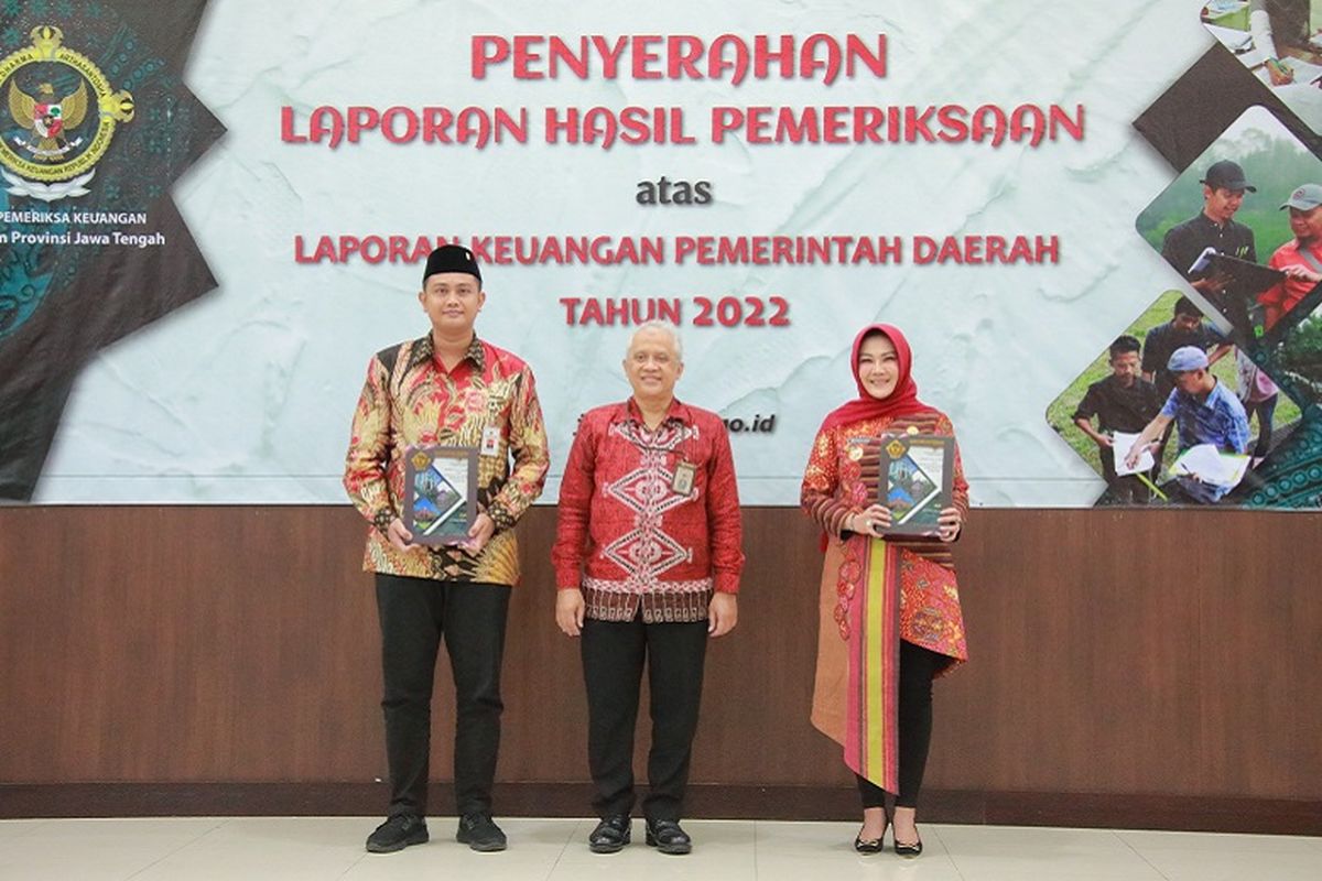 Bupati Klaten Sri Mulyani saat menerima Laporan Hasil Pemeriksaan (LHP) atas Laporan Keuangan Pemerintah Daerah (LKPD) Kabupaten Klaten tahun anggaran 2022 dari BPK Perwakilan Jateng di Kantor BPK Jateng, Kota Semarang, Jumat (5/5/2023).