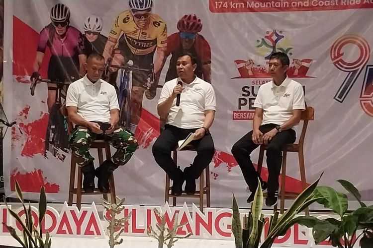 Panitia Lodaya Siliwangi Ride 2023 kejuaraan sepeda balap dari Kota Tasikmalaya-Pangandaran memberikan keterangan Pers di Kampung Swasana, Kota Tasikmalaya, Jawa Barat, Jumat (3/11/2023).