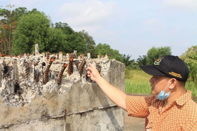 Tiang pancang pembangunan Masjid Sriwijaya yang besinya dipotong oleh oknum tak bertanggung jawab, Jumat (8/10/2021).