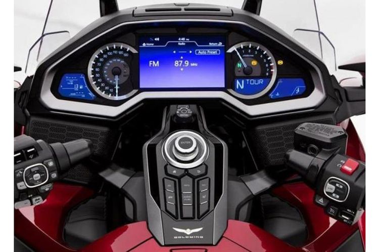 Dashboard baru Honda Goldwing, ada pengontrol di atas tangki.