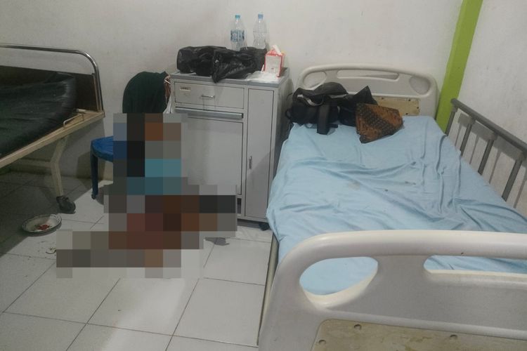Seorang Ibu rumah tangga, berinsial FY (52) ditemukan tewas saat menunggu anaknya dirawat di Puskesmas Ambawang, Kabupaten Kubu Raya, Kalimantan Barat (Kalbar). 