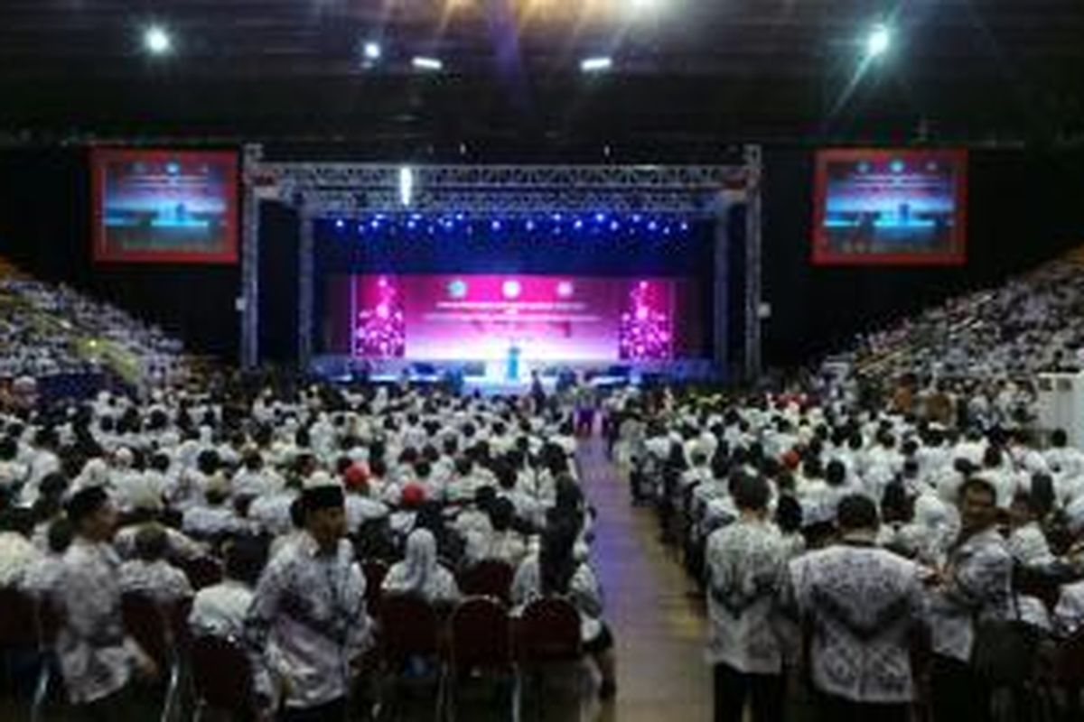 Suasana peringatan Hari Guru dan HUT ke 69 Persatuan Guru Republik Indonesia (PGRI) di Istora Senayan, Jakarta, Kamis (27/11/2014). 