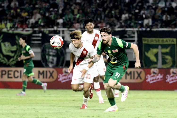 Pemain Persebaya Surabaya Dejan Tumbas dan pemain Persis Solo mengejar bola pada laga pekan ke-11 SUper League 2025-2026 yang berakhir dengan skor 2-1 di Stadion Gelora Bung Tomo Surabaya, Jawa Timur, Minggu (2/11/2025) malam. 