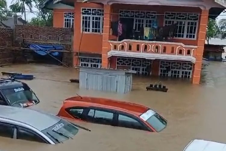 Dampak dari hujan yang terus mengguyur hampir semua wilayah di Sulawesi Selatan (Sulsel) hingga puncaknya, Sabtu (21/12/2024) membuat beberapa Kota dan Kabupaten diterjang banjir dan longsor.