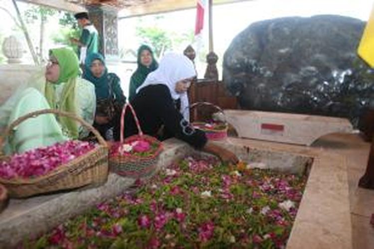 Calon Gubernur Jawa Timur 2013, Khofifah Indar Parawansa tengah berziarah ke makam Presiden Pertama RI, Sukarno, di daerah Bendogerit, Sanan Wetan, Kota Blitar.