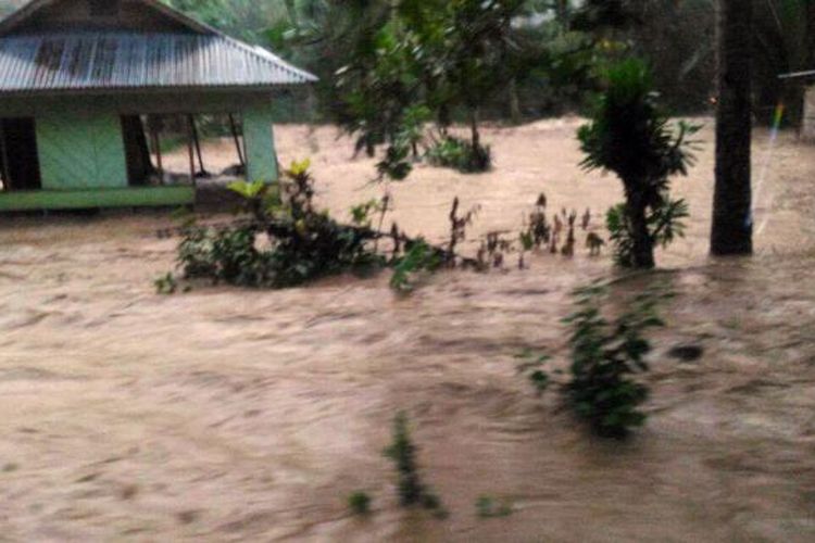 Aliran air bah dengan cepat memasuki permukiman warga di Desa Tanah Putih Kecamatan Dulupi Kabupaen Boalemo. Hujan yang lebat di bagian hulu menjadi penyebab meluapnya sungai Petiya.
