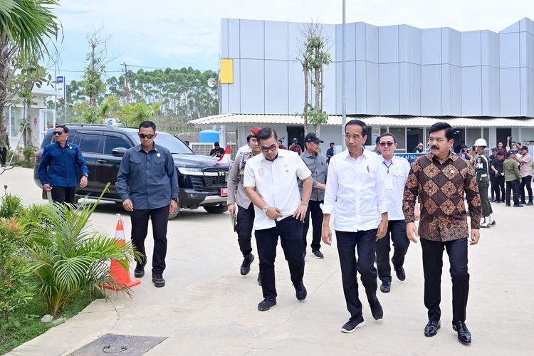 Presiden Joko Widodo meninjau langsung Pusat Komando (Command Center) Ibu Kota Nusantara (IKN) yang terletak di Hunian Pekerja Konstruksi IKN, Kalimantan Timur, Jumat (1/3/2024).