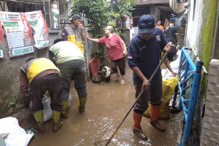 Warga Gang Apandi, Braga, Kota Bandung, Jawa Barat mulai membersihkan lumpur sisa banjir, Jumat (12/1/2024).