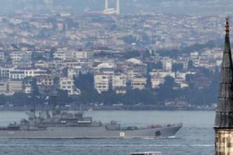 Kapal perang Rusia melewati Bosphorus, Istanbul, dalam perjalanan ke Laut Mediterania, 6 Otober 2015