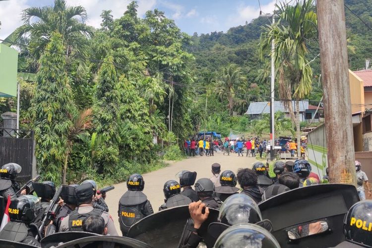 Polisi tengah bersiap membubarkan massa yang hendak melakukan unjuk rasa rolak DOB di Lingkaran Abepura, Distrik Abepura, Kota Jayapura, Papua, Selasa (10/5/2022)