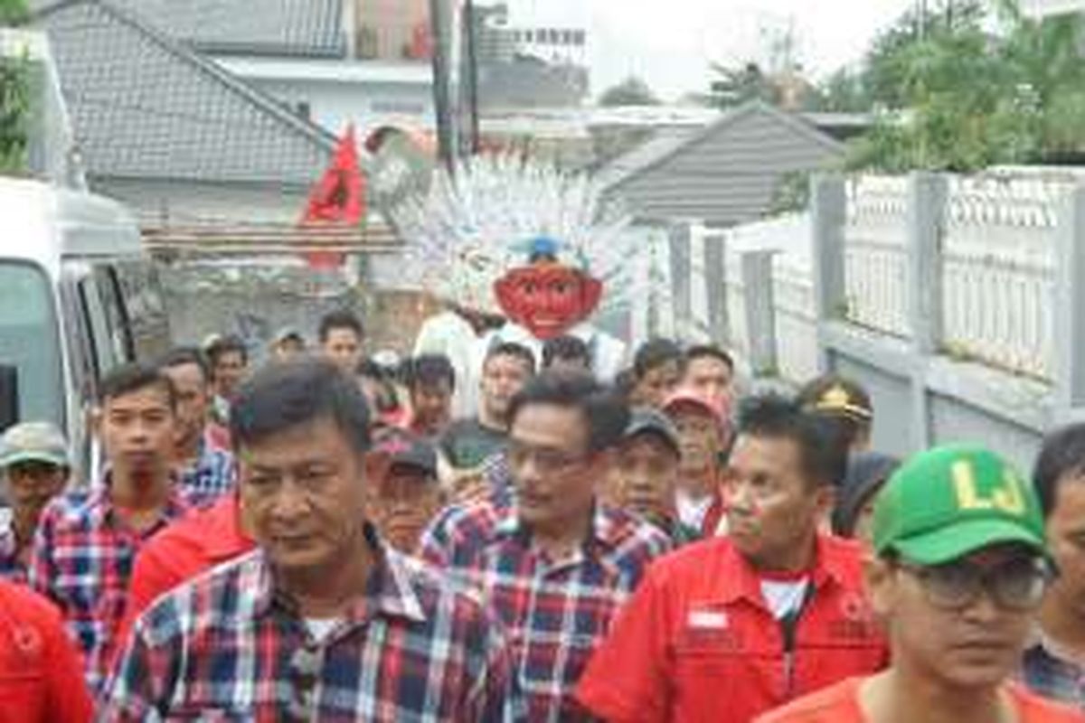 Calon wakil gubernur DKI Jakarta Djarot Saiful Hidayat saat menyambangi permukiman sekitar kawasan Jalan Cempaka Putih Raya, Cempaka Putih, Jakarta Pusat, Rabu (14/12/2016). Tampak ia diarak oleh sekelompok pemain ondel-ondel.