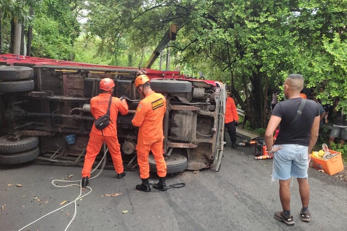 Tim SAR gabungan saat berupaya mengevakuasi korban truk terbalik di di Jalan Jalan Goa Gong, Kecamatan Kuta Selatan, Badung, Bali, pada Jumat (16/12/2022) sore. /Dok.Basarnas Bali
