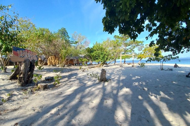 Penampakan Pantai Lihaga, Kecamatan Likupang, Kabupaten Minahasa Utara, Sulawesi Utara.