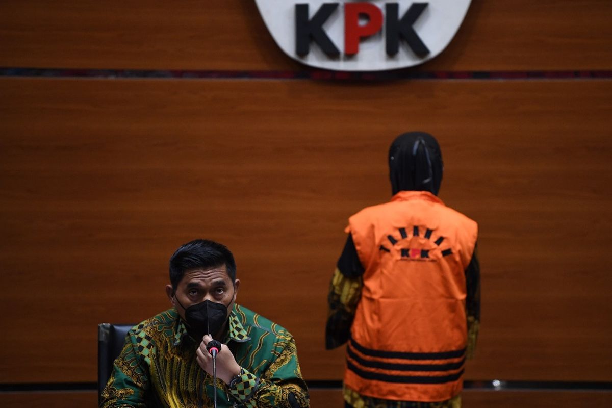 Direktur Penindakan KPK Karyoto (kiri) memberikan keterangan terkait penahanan tersangka kasus dugaan korupsi Perum Jasa Tirta II Andririni Yaktiningsasi di gedung KPK, Jakarta, Jumat (3/9/2021). KPK resmi menahan Andririni terkait kasus dugaan korupsi pengadaan jasa konsultasi di Perum Jasa Tirta II tahun 2017 yang merugikan negara hingga Rp3,6 milliar. ANTARA FOTO/Akbar Nugroho Gumay/aww.