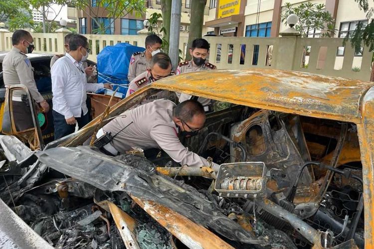 Jajaran Ditlantas Polda Metro Jaya melakukan olah tempat kejadian perkara kasus kecelakaan mobil hingga terbakar yang menewaskan dua orang di kawasan Senen, Jakarta Pusat, Rabu (9/2/2022)