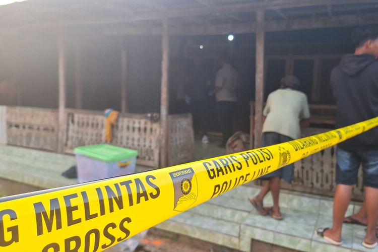 TKP seorang pria bunuh paman dan keponakannya di Dusun Kaliurang, Desa Kalisari, Kecamatan Banyuglugur, Kabupaten Situbondo, Provinsi Jawa Timur pada Selasa (21/5/2024).