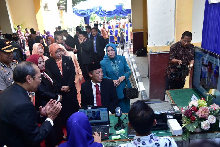 Bupati Lamongan Fadeli (duduk), saat mencoba eSIKLA usai menjadi inspektur upacara di halaman Dinas Kesehatan Lamongan, Selasa (13/11/2018).