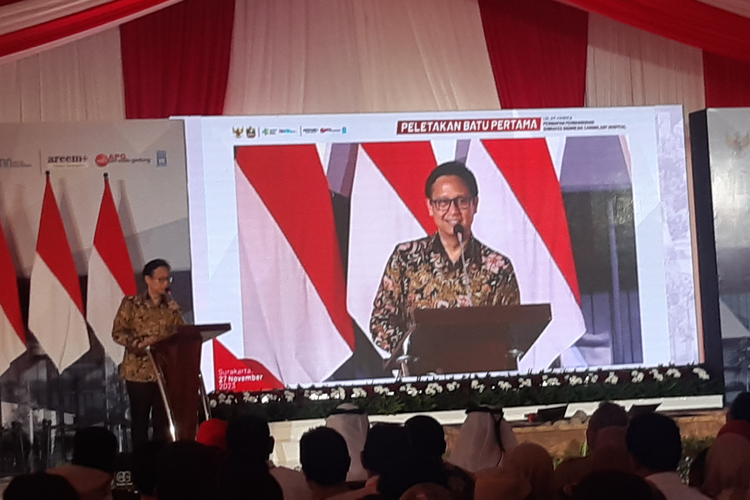 Menteri Kesehatan Budi Gunadi Sadikin dalam acara peletakan batu pertama pembangunan Rumah Sakit Kardiologi (khusus jantung) Emirat Indonesia di Solo, Jawa Tengah, Senin (27/11/2023).