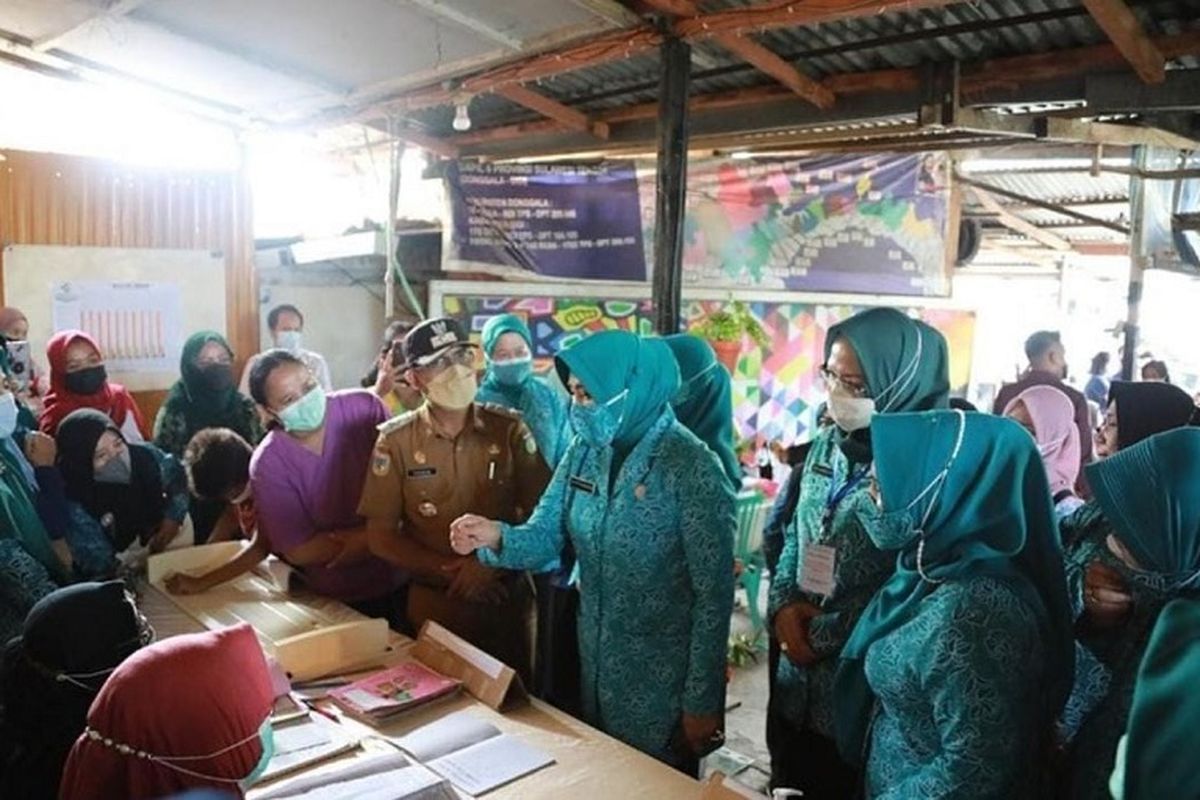 Ketua Umum Tim Penggerak Pemberdayaan dan Kesejahteraan Keluarga (TP PKK) Tri Tito Karnavian di Posyandu Furing 1 Kelurahan Lolu Selatan, Kecamatan Palu Timur, Kota Palu, Sulawesi Tengah.