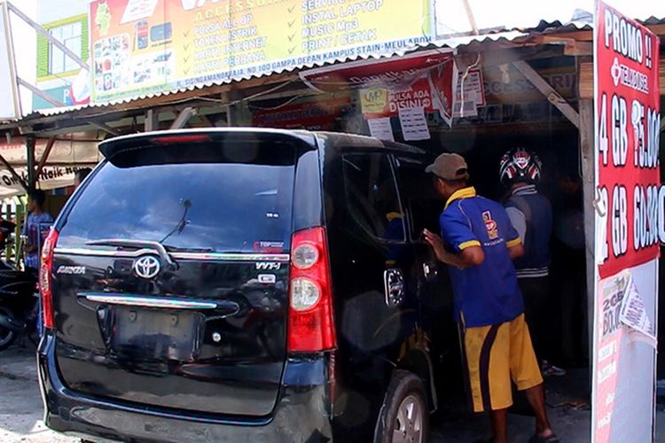 Toyota  Avanza menyeruduk toko ponsel yang berada  di Jalan Sisingamangaraja kawasan Desa Lapang Kecamatan Johan Pahlawan, Kabupaten Aceh Barat,  Senin (10/7/17).