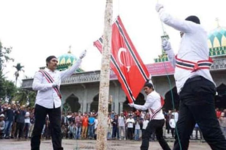 Pengibaran bendera bulan bintang di Desa Meunasah Mayang, Kecamatan Muara Dua,Kota Lhokseumawe, Selasa (4/12/2018)