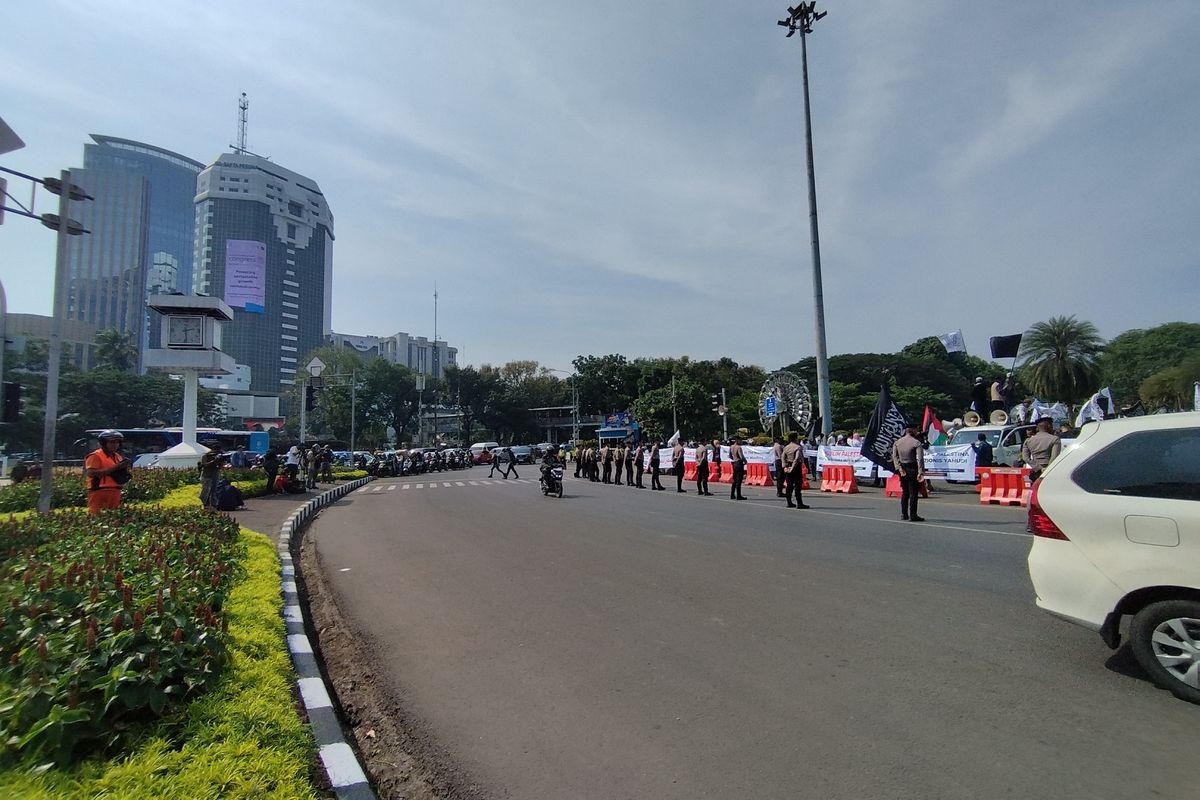 Ada aksi membela Palestina di kawasan Monas, Gambir, Jakarta Pusat. Arus lalu lintas sekitar terpantau lancar, Jumat (13/10/2023). (KOMPAS.com/XENA OLIVIA)