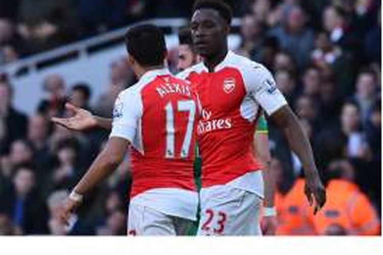 Striker Arsenal Danny Welbeck (kanan) melakukan selebrasi bersama rekan setimnya, Alexis Sanchez, usai mencetak gol ke gawang Norwich City pada laga Premier League di Stadion Emirates, Sabtu (30/4/2016).