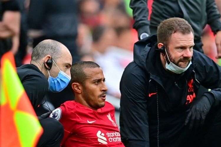 Thiago Alcantara terduduk setelah mengalami cedera pada laga Liga Inggris lawan Crystal Palace, Sabtu (18/9/2021). Cedera juga membuat Thiago gagal menjadi starter di laga final Piala Liga Inggris kontra Chelsea di Stadion Wembley, Minggu (27/2/2022)