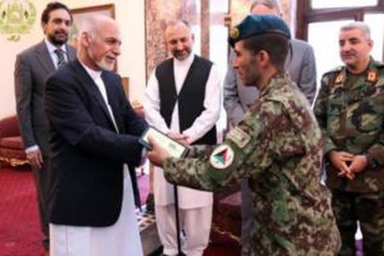 Presiden Afganistan Ashraf Ghani memberikan penghargaan untuk Esa Khan, seorang prajurit yang menewaskan enam dari tujuh anggota Taliban yang menyerang gedung parlemen di Kabul.