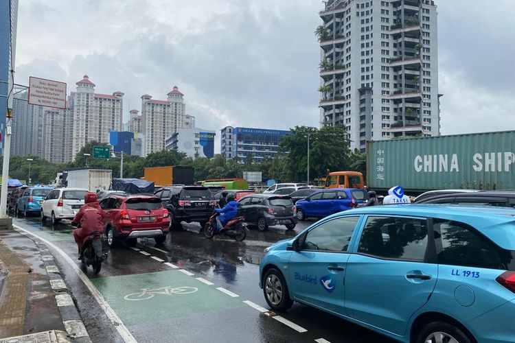 Banjir yang merendam Jalan Letjen S Parman di depan Kodim Jakarta Barat pada Jumat (24/2/2023) telah surut. 