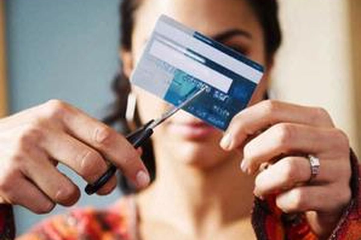 Tahan keinginan belanja, perbaiki dahulu keuangan Anda yang tidak sehat.